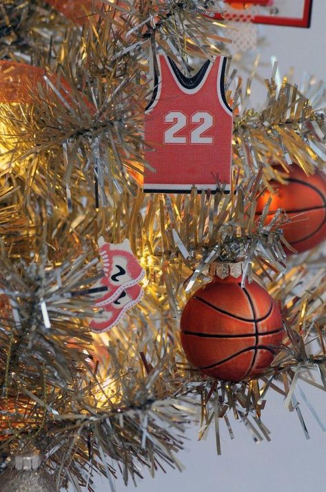 Sports Christmas Tree, Nba Christmas, Basketball Cakes, Basketball Christmas, Christmas Ideas For Boyfriend, Tangled Lights, Basketball Room, Gingerbread Latte, Cemetery Decorations