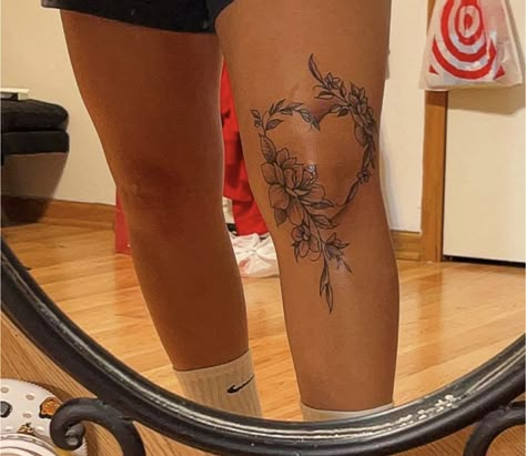 Heart Around The Knee Tattoo, Women's Elbow Tattoo, Cover Up Tattoos Knee, Women Legs Tattoo Ideas, Floral Heart Knee Tattoo, Women’s Thigh Piece, Knee Outline Tattoo, Leg Tattoos Knee, Lily Knee Tattoo