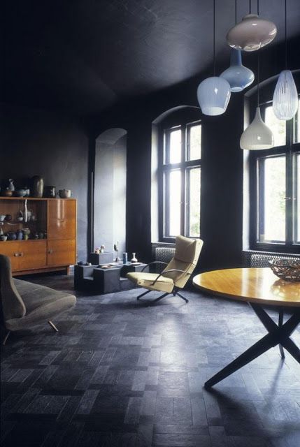 Paris Chic, Dark Interiors, Black Floor, Style At Home, Black Walls, Apartment Design, Home Fashion, Elle Decor, Modern Interior Design