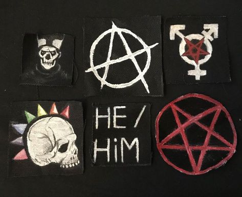 Patch Pants Punk Ideas, Patch Design Ideas Punk, Crust Jacket Ideas, Homemade Patches Punk, Cool Patches Diy, Punk Diy Crafts, Crust Pants Patch Ideas, Punk Crafts Diy, Punk Pins Diy