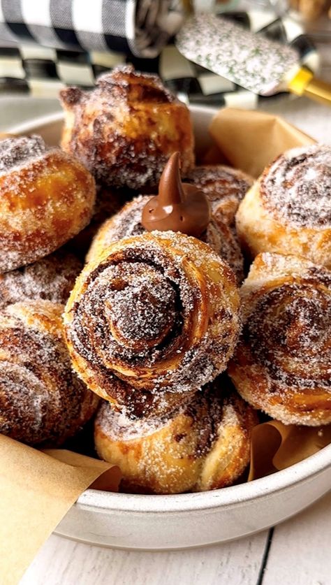 Easy Nutella Cruffins — Sweet Monkey Nutella Cruffins, Cruffins Recipe, Cannoli Cookie, Banana Crumb Cake, Cruffin Recipe, Dessert Person, Nutella Puff Pastry, Sweet Monkey, Gf Meals