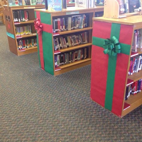 Library Book Return Ideas, School Library Decorations, Christmas Library Display, Christmas Library, School Library Bulletin Boards, Library Christmas, School Library Decor, Library Decorations, School Library Displays