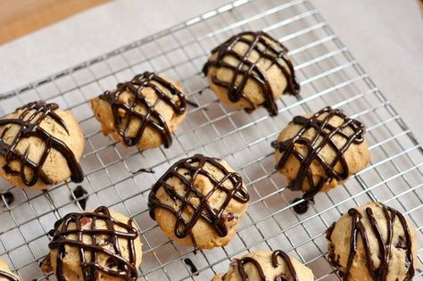 How to Drizzle Chocolate: The Plastic Bag Method Star Bread, Holiday Baking Recipes, Spring Cake, Chocolate Drizzle, Chocolate Covered Strawberries, Frosting Recipes, Best Chocolate, Food Stuff, How To Make Chocolate