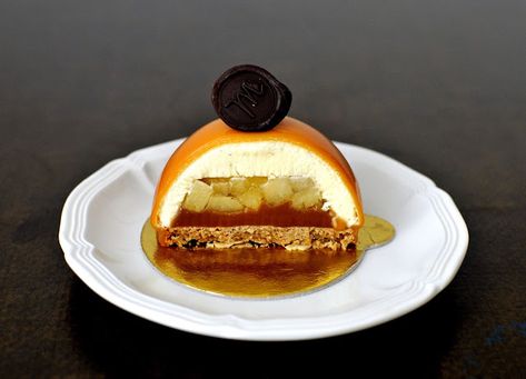 Chocolate Cremeux Cake, Caramel Apple Entremet, Mousse Dome Recipe, Mousse Dome Desserts, Fine Dining Brunch Ideas, Apple Plated Desserts, Thanksgiving Entremet, Fancy Apple Desserts, Apple Patisserie