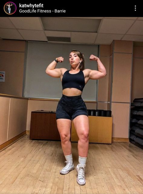 Double biceps posing Gym Poses Women, Double Biceps Pose, Gym Poses, Poses Women, Gym