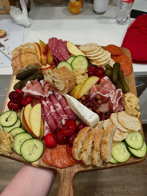 Charcuterie board with salami, pepperonis, Brie cheese, sweet pickles, crackers, French bread slices, hummus, cucumbers, cherries, apple slices, and pastrami/other assorted cold meats At Home Dinner Date Ideas, Cute Date Ideas Aesthetic, Date Night Home, Home Dinner Ideas, Dinner Date At Home, Date Ideas Aesthetic, Snack Ideas Easy, Girls Night Dinner, Date At Home