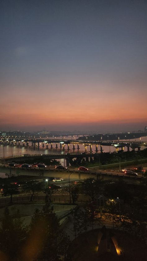 Hangang River Aesthetic, Korea Sunset Aesthetic, South Korea Seoul Aesthetic Night, Han River Aesthetic Night, Korea Night Aesthetic Wallpaper, Korea Lockscreen Seoul, Seoul Night Aesthetic, Korean Sunset, Seoul Sunset