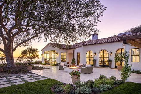 Mission Revival, Spanish Style Architecture, Hacienda Style Homes, Flat Roof House, Harrison Design, Roof House, Spanish Villa, Mediterranean Style Homes, Contemporary Exterior