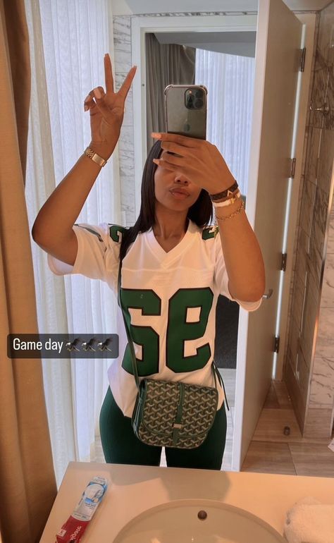 Wag Football Outfits, Football Mom Outfits Black Women, Ny Jets Gameday Outfit, Nfl Gf Outfits, Nfl Game Outfit Black Woman, Football Game Day Outfits For Women, Nfl Draft Day Outfits, Women’s Football Jersey Outfit, Football Jersey Outfit Black Women