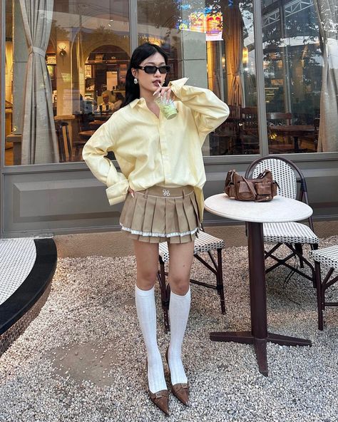 Trust Us, This Preppy Outfit Is A Must-Try Playful Preppy Style, Yellow Preppy Outfit, Doechii Concert, Preppy Concert Outfit, Feminine Outfit Ideas Girly, Yellow And Blue Outfits Women, Preppy 90s Outfits, 90s Preppy Outfits, Cute Cafe Outfits