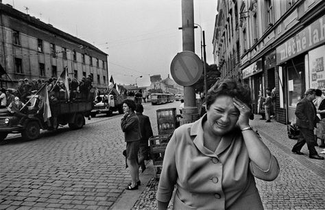 CZECHOSLOVAKIA. Prague. August 1968. Invasion by Warsaw Pact troops. © Josef Koudelka. Magnum Photos Josef Koudelka, Prague Spring, Warsaw Pact, Black Tears, The Americans, Henri Cartier Bresson, Photographer Portfolio, French Photographers, Magnum Photos