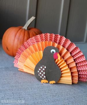 8 Kid-Made Thanksgiving Centerpieces: Paper Fan Turkey Paper Turkey, Diy Thanksgiving Crafts, Thanksgiving Turkey Craft, Free Thanksgiving Printables, Easy Thanksgiving Crafts, Thanksgiving Crafts Diy, Thanksgiving Paper, Construction Paper Crafts, Turkey Crafts