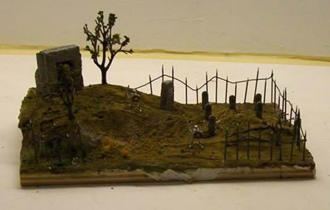 Check out this graveyard diorama! Diy Halloween Village, Halloween Diorama, Halloween Village Display, Dollhouse Halloween, Miniature Village, Lemax Spooky Town, Miniature Halloween, Fun Projects For Kids, Haunted Dollhouse