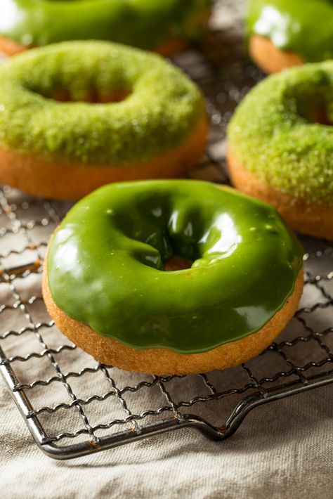 Matcha donuts Green Tea Donut, Matcha Donut, Green Donut, Donut Logo, Rainbow Board, Green Monsters, Mini Donuts, Trik Fotografi, Matcha Green Tea