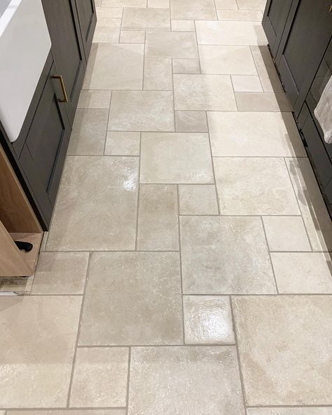 Vinyl Tile Flooring Kitchen, Farmhouse Kitchen Flooring, Room Tiles Floor, Modern Kitchen Flooring, Kitchen Flooring Ideas, Best Flooring For Kitchen, Floor Tiles Design, Flooring Kitchen, Kitchen Floor Tiles Ideas