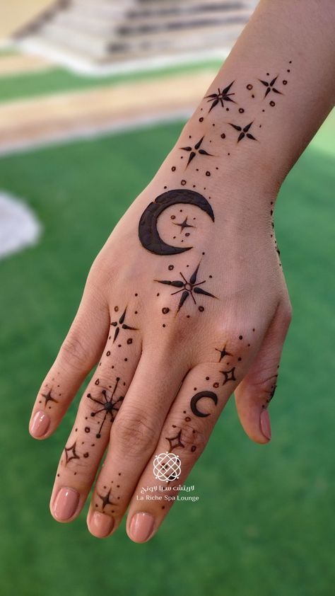 Henna Designs Moon And Stars, Easy Simple Henna Designs For Eid, Witchy Henna Designs, Star Henna Designs, Henna Inspo Simple, Stylish Henna Designs, Henna Tattoos For Women, Henna Moon, Unique Henna Designs