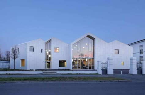 Hospital by MCA – Mario Cucinella Architects Warehouse Facade, Health Center, Chinese Architecture, Architecture Office, Mechanical Design, Facade Design, Residential Building, Model Homes, Malaga