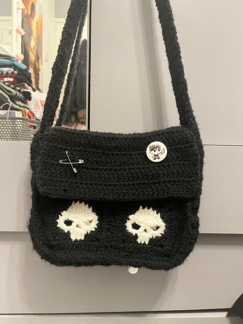 skull, omori, skulls, messenger bag, crochet, crochet inspiration, crochet messenger bag, crochet bag, tote bag, crochet ideas, crochet bag ideas, sunny, omori bag, omori merch, grunge, goth, alternative Cute Accessories Alt, Black Crochet Messenger Bag, Messager Bags Crochet, Crochet Skull Bag Pattern Free, Crochet Coffin Bag Pattern Free, Alt Crochet Patterns Free, Crochet Bag Style, Crochet Dark Aesthetic, Grunge Crochet Bag