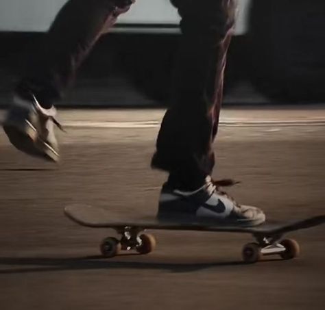 Andrew Garfield Skateboard, Spiderman Shifting Visualization, Peter Parker Skateboard, Amazing Spiderman Aesthetic, Marvel Peter Parker, Andrew Garfield Spider Man, Peter Parker Aesthetic, Peter Parker Andrew Garfield, Spiderman Aesthetic