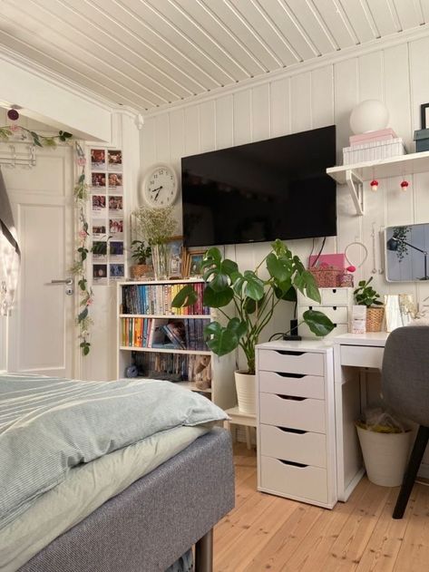 Tv By Window Bedroom, Minimalistic Colorful Bedroom, Tv Above Desk Bedroom, Apartment Bedrooms Ideas, Long Mirror In Bedroom On Wall, Summer Room Inspiration, Small Room Inspiration Aesthetic, Hawaii Room Aesthetic, Ikea Room Decor