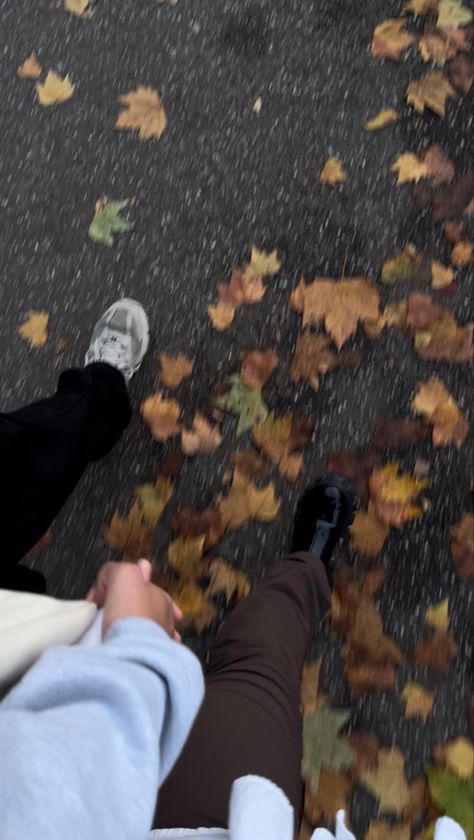 Fall Couple Photos Aesthetic, October Relationship Aesthetic, First Date Photo Ideas, Cosy Couple Aesthetic, Aesthetic Fall Couple Pictures, Couples In Autumn, Fall Walk Aesthetic, Fall Dates Aesthetic, Fall Boyfriend Aesthetic