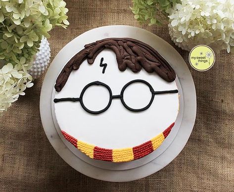 Gryffindor Harry Potter buttercream cake Tort Harry Potter, Gateau Harry Potter, Harry Potter Motto Party, Harry Potter Cakes, Harry Potter Birthday Cake, Harry Potter Bday, Harry Potter Theme Party, Harry Potter Food, Anniversaire Harry Potter