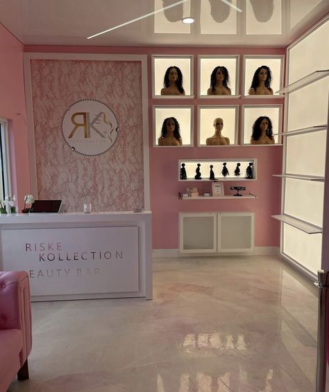 Hair Store Decor Luxury, Wig Shop Ideas Interior Design, Luxurious Beauty Salon, Glam Salon Ideas, Wig Salon Interior Design, Wig Boutique Ideas, Hair Boutique Ideas Decoration, Wig Store Interior Design, Hair Store Ideas