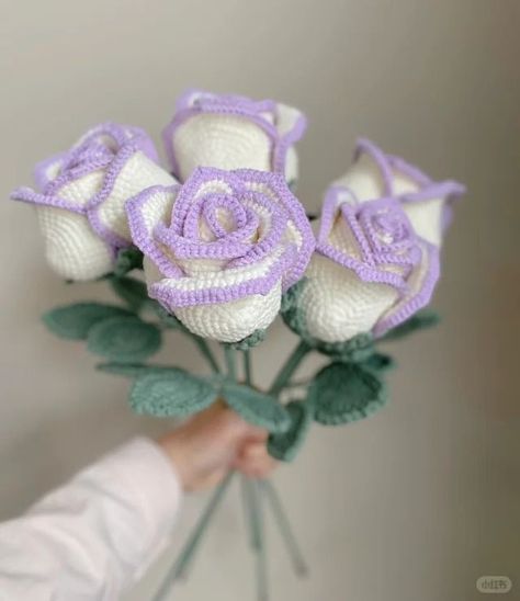 Crochet Flower Squares, Mochila Crochet, Crochet Christmas Gifts, Quick Crochet Patterns, Crochet Bouquet, Easy Crochet Projects, Valentines Crochet, Beginner Crochet Projects, Crochet Flower Tutorial