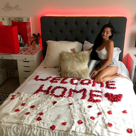 Welcome home wifey! ❤️ I missed your fine assss 🤤 Welcome Home Boyfriend, Welcome Home Surprise, Valentines Bedroom, Romantic Room Surprise, Room Surprise, Welcome Home Decorations, Romantic Room Decoration, Welcome Home Parties, Surprise Boyfriend