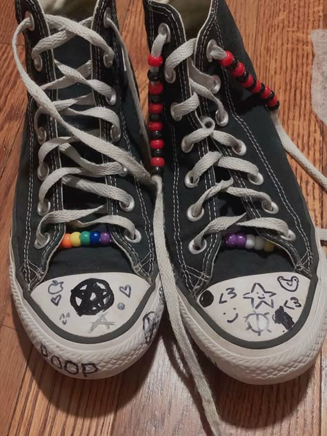 Shoe Writing, Converse Drawings, Decorated Converse, Drawing On Converse, Drawing On Shoes, Old Converse, Converse Drawing, Converse Art, Diy Converse