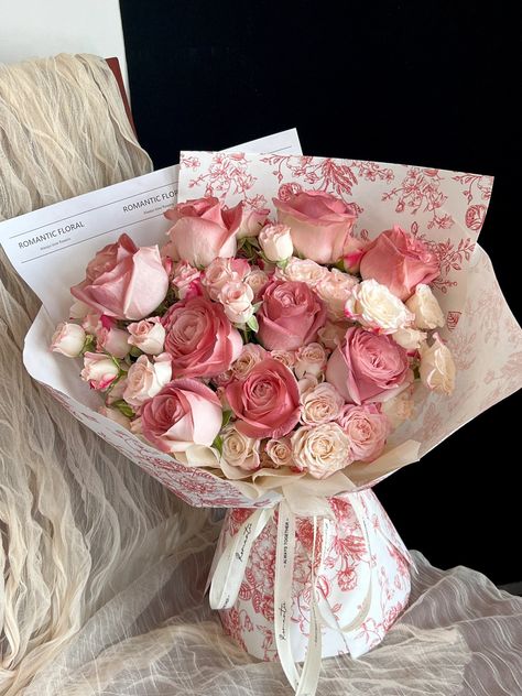 Flower Bouquets Valentine's Day, Pink Floral Bouquets, Big Bouquets Of Flowers, Fancy Flower Bouquet, Pink Bouquet Aesthetic, Valentine’s Day Bouquet, Birthday Roses Bouquet, Roses Aesthetic Bouquet, Valentine Flower Bouquet