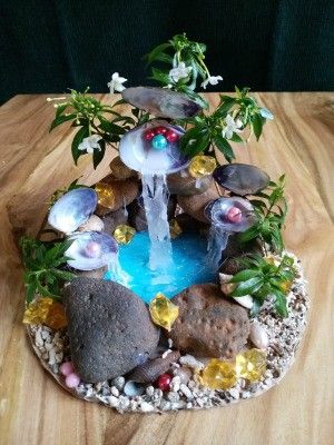 Pearl Water Falls Centerpiece - finished centerpiece on table Fairy Garden Fountain, Love For Nature, Art Coquillage, Fairy House Diy, Fairy Garden Designs, Fairy Garden Crafts, Mini Fairy Garden, Shell Crafts Diy, Fairy Crafts