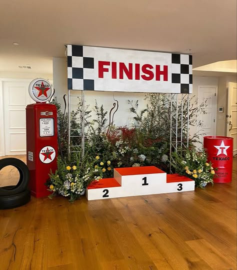 Alice In Wonderland Door, Go Kart Party, F1 Party, Hedge Wall, Checkered Floor, Race Car Themes, Disney Cars Party, Hot Wheels Party, Hot Wheels Birthday