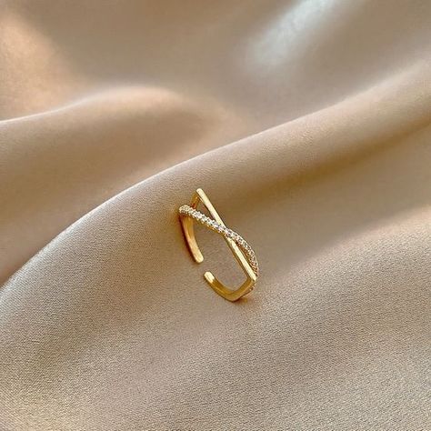 Simple Ring Design, Latest Gold Ring Designs, خواتم خطوبة, Hand Jewelry Rings, Decorative Stones, Ring Jewellery Design, Modern Gold Jewelry, Gold Rings Fashion, Gold Ring Designs