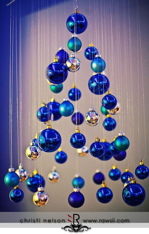 Arbolito de Navidad aereo Blue Christmas Tree Decorations, Decoration Vitrine, Blue Christmas Decor, Alternative Christmas, Alternative Christmas Tree, Blue Christmas Tree, Gold Christmas Decorations, Hanging Christmas Tree, Christmas Decorating Ideas