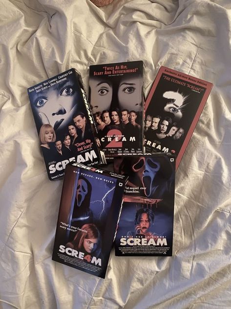 Slasher Halloween, White Bed Sheet, Scarie Movie, Scream Movies, Horror Room, Scream Cast, Scream 1, Scream 3, Scream Franchise