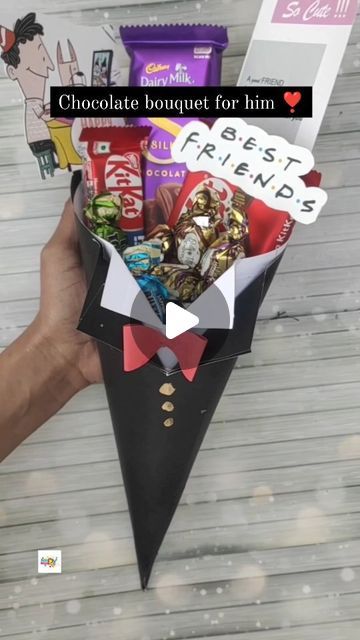 Handmade Chocolate Bouquet Ideas, Chocolate Bouquet Diy Tutorials, Chocolate Bouquet Ideas Creative, Small Chocolate Bouquet, Chocolate Bar Bouquet, Twix Chocolate, Physics Projects, Gift Wrapping Tutorial, Chocolate Bouquet Diy