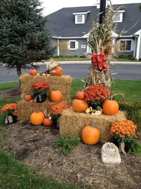 Fall Hay Bale Decor Yard, Backyard Fall Decor, Fall Outdoor Decor Porch, Fall Outside Decor, Fall Photo Booth, Outside Fall Decorations, Halloween Lighting Outdoor, Fall Yard Decor, Fall Landscaping