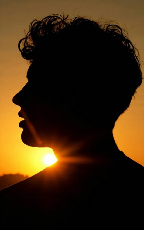 Sun Silhouette Photography, Sunrise Portrait Photography, Man Model Photography, Bro Photoshoot, Sunset Portrait Photography, Sunrise Portrait, Photo Ideas Men, Sunset Senior Pictures, Photography Ideas Outdoor