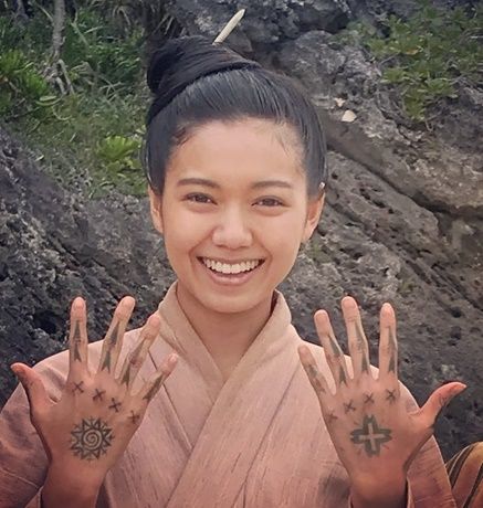 Okinawan Tattoos, Okinawa Tattoo, Fumi Nikaido, Japan Hairstyle, Japan Clothing, Ryukyu Islands, Hand Tatto, High Bun Hairstyles, Finger Tattoo Designs