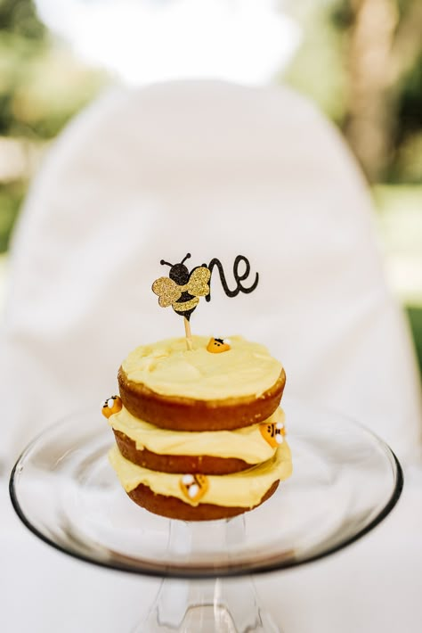 Foster's FIRST Bee-day - Fashion and my Fellows 1 Year Bee Birthday, One Sweet Honey Birthday, Bumble Bee First Birthday Party, Beeday Cake, Happy Beeday Party Ideas, Bee Birthday Party Ideas, Happy To Bee One Birthday, Honey Bee One Year Birthday, Bee Theme 1st Birthday Party Ideas