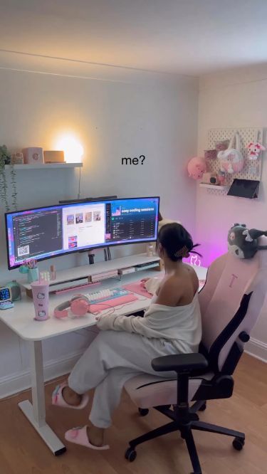 Feminine Pc Setup, Work Computer Setup, Pc Gaming And Work Setup, Desk Ideas Dual Monitor, Women Desk Setup, Game Room Ideas For Women, Desk Top Setup, Gaming Setup For Women, White And Pink Desk Setup