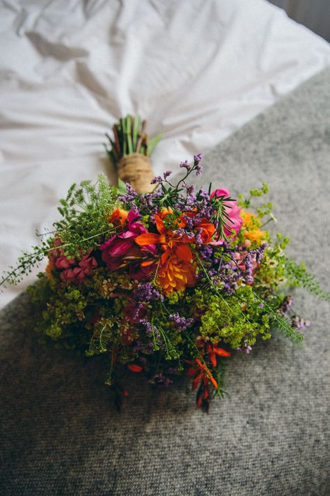 Wedding Flower Guide, Purple Bridal Bouquet, Tropical Wedding Flowers, Flowers Wild, Bridal Bouquet Flowers, Purple Wedding Flowers, Flower Guide, Tipi Wedding, Whimsical Wonderland Weddings