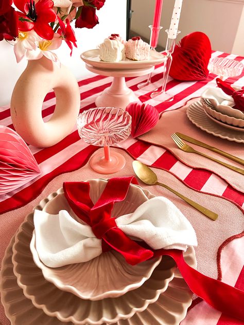 Pink Red Christmas Table Setting, Christmas Table Pink And Red, Red And Pink Christmas Tablescape, Table Settings Valentines Day, Pink And Red Dinner Table Decor, Pink And Red Christmas Table Decor, Red And Pink Table Decor, Pink And Red Christmas Table Setting, Pink Red Christmas Table