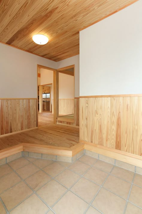 Wood Wall Half Way Up, Half Drywall Half Paneling, Light Wood Wainscoting, Tongue And Groove Cabin Interior, Wood Wainscoting Ideas Living Room, Natural Wood Paneling Walls, Wall With Wood Design, Half Wood Wall, Half Wood Panel Walls