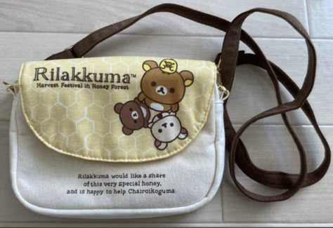 Rilakkuma Accessories, Silly Clothes, Accessories Jewelry, What In My Bag, Rilakkuma, Foto Ideas Instagram, Pretty Bags, Cute Bags, Cute Bag