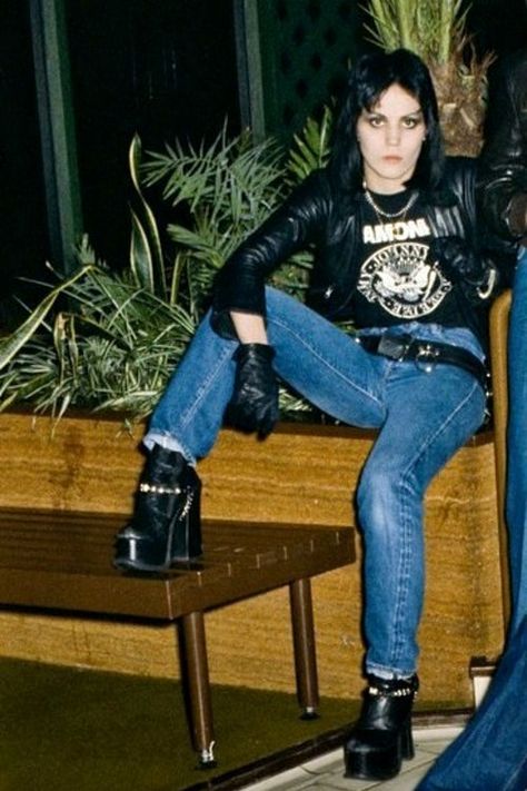 Joan Jett, 1978 Joan Jett 80s, Joan Jett Outfits, Punk Aesthetic Outfit, Look 80s, The Runaways, Lita Ford, Women Of Rock, Joan Jett, Rock Outfits