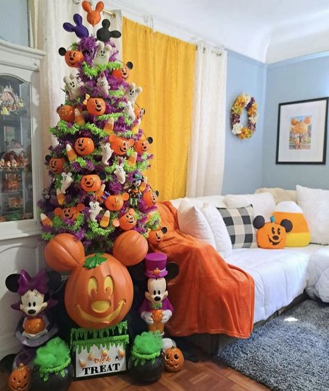 Disney Halloween Decor, Disney At Home, Disney Halloween Decorations, Halloween Christmas Tree, Casa Disney, Days Until Halloween, Mouse Pictures, Kid Friendly Halloween, Mickey Mouse Halloween