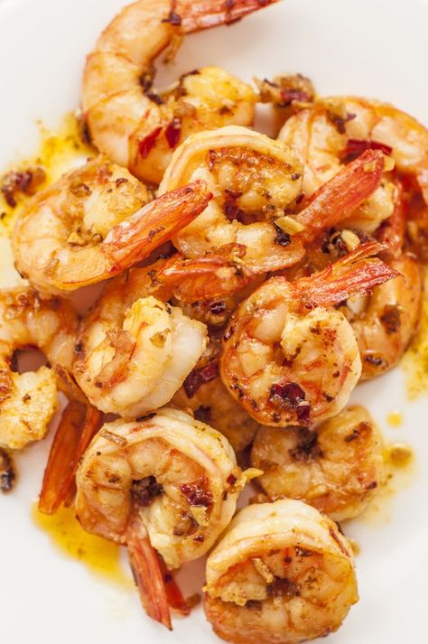 15-Minute Spicy Garlic Ginger Shrimp Easy Honey Garlic Shrimp, Garlic Shrimp Recipes, Ginger Shrimp, Slow Cooker Balsamic Chicken, Honey Garlic Shrimp, Healthy Entrees, One Skillet Meals, Shrimp Recipes Easy, Shrimp Dishes