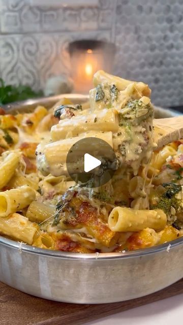 Chicken Broccoli Pasta Bake, Tomato Oil, Creamy Pesto Chicken, Cooked Broccoli, Broccoli Pasta Bake, Broccoli Pasta Recipe, Chicken Broccoli Pasta, Broccoli Spinach, Cheese Bake